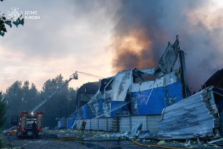 В Киеве в результате ночного удара один человек погиб и еще двое пострадали, сообщили местные власти.При атаке использовались баллистические ракеты, произошли возгорания складских помещений и нежилого здания, написал мэр Кличко.Минобороны России утверждает
