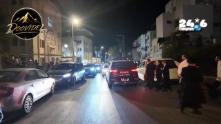 🇮🇱 ניידת משטרה עוזבת את המקום והשוטר מתיז גז מדמיע על המפגינים.