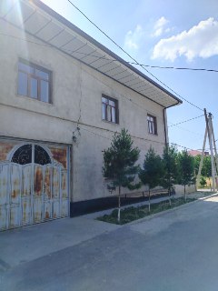 Срочно продаётся участка.  6 сотих  9 комнат + кухня, подвал.