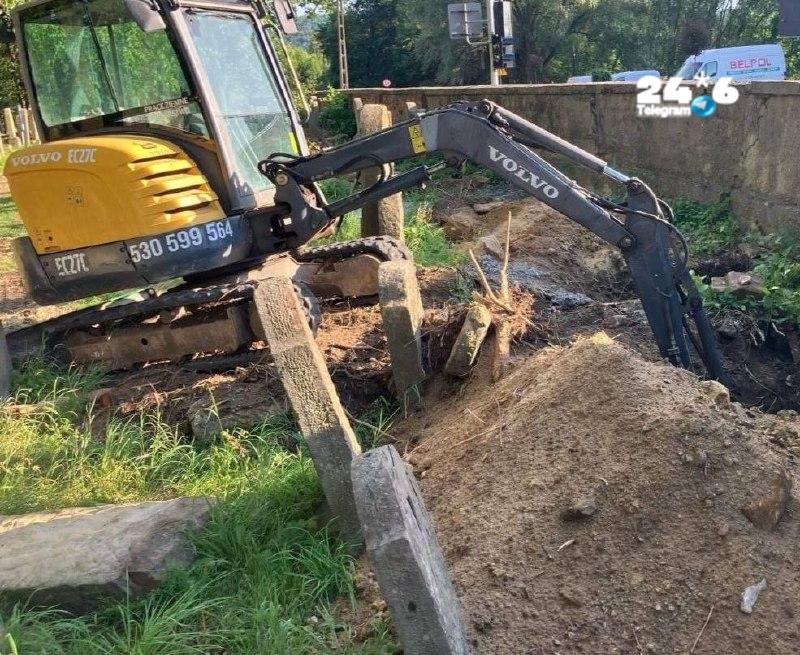 🇮🇱 טרקטור שביצע שיפוצים בבית הקברות היהודי בריגל - פולין, עלה על קברים ופיזר עצמות והרס מצבות.