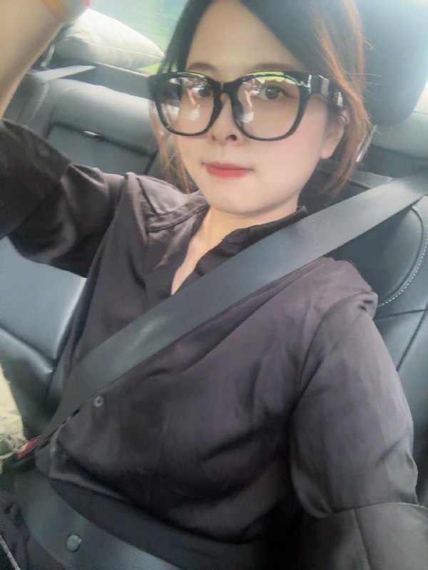 出门了！这么看小米AI眼镜戴着还挺攻的，就是这个镜片拍照老反光图5图6是用小米眼镜拍的，像素低，没防抖，进光量也不够暗暗的，确实很像偷拍哈，给大家参考下出门了！这么看小米AI眼镜戴着还挺攻的，就是这个镜片拍照老反光图5图6是用小米眼镜拍的，像素低，没防抖，进光量也不够暗暗的，确实很像偷拍哈，给大家参考下