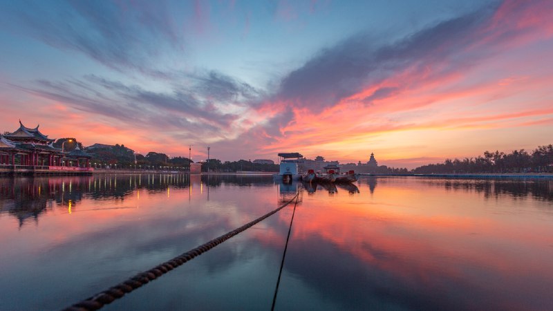 比赛将在这里开始！龙舟池日出，集美区，厦门，中国 (© outcast85/Getty images)