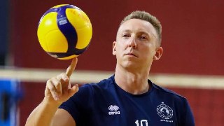 Экс-звезда российского волейбола Алексей Спиридонов пригрозил жене убийством. По данным Mash на спорте, он был закодирован, но сорвался.Год назад спортсмен завершил карьеру и стал сильно пить. На днях супруга отвезла его в больницу, где ему сделали специал
