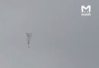ВСУ атаковали аэропорты Москвы, в том числе и БПЛА на аэростатах. Во Внуково, Домодедово и Шереметьево шары летели через Серпухов, Чехов, Раменское, Электросталь и Ногинск.Метеозонды и воздушные шары используют для доставки дронов и как платформу для запус