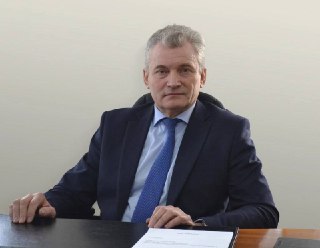 Житель Енисейска сломал нос мэру города во время приема — из-за «недовольства деятельностью органов госвласти» В городе Енисейск Красноярского края задержали местного жителя после того, как он напал на главу города Валерия Никольского, сообщает управление 