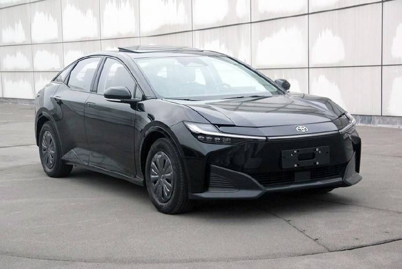 В Россию привезли электрический кроссовер Toyota bZ3 2024, который больше и дешевле «Москвича 3е»