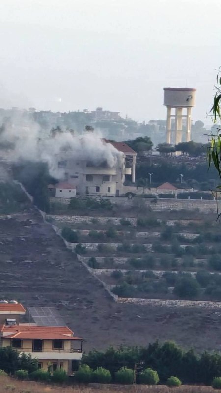 כוחות הכיבוש שורפים בית בפאתי העיר זאוטאר שבמזרח לבנון, דרומית ללבנון.