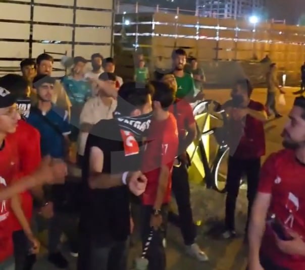 فرتاک ورزشی: ✅ هواداران تراکتور مقابل هتل پرسپولیس؛ حاشیه قبل از بازی بزرگ🔻تعدادی از هواداران تراکتور در آستانه دیدار حساس این تیم مق