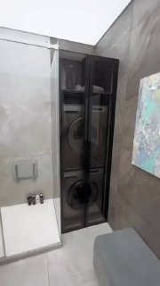 Стиральная и сушильная машины, скрытые за стеклянной перегородкой, выглядят аккуратно и современно. Практичное решение, которое не нарушает общую э... - изображение 1 - стиральная, сушильная, машины
