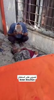 أب فلسطيني يودع آخر أبنائه قبل استشهاده في غزة
