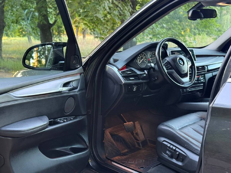 В продаже bmw x5 f15(2015
Года)
‼️Возможна продажа в кредит‼️или обмен в обе стороны

✅В максимальной комплектации( с доводчиками всех дверей, проекцией на лобовое, панорамой, тёмным потолком, harman/kardon. Лепестки, led приборка, многозонный климат, активный круиз, start-stop, подогревы сидений, камера заднего вида, памяти сидений, электропривод багажника, без ключевой доступ, парктроники и много всего

✅Родной пробег 171 тысяча километров
✅Автомобиль в броне пленке
✅Мотор 3.0(306л. С)
✅Самая надежная коробка zf 8hp75(8 ступенчатая )

✅Машина
Эксплуатировалась по трассе
✅По технике без вопросов. Двигатель работает ровно, коробка переключает мягко, ошибок нет.
Личный авто. Вложений не тpебует.
Полное tо в августе 2026г.
✅Готов к любым проверкам
✅В салоне как новый автомобиль
✅Полный сток никакого тюнинга и колхоза. Автомобиль выходного дня и редкой эксплуатации, никаких гонок.

Цена 2.795.000 торг на месте
Рассматриваю обмен в обе стороны

Номер телефона +7 949 382 2120( есть
Telegram) - фотография - 3
