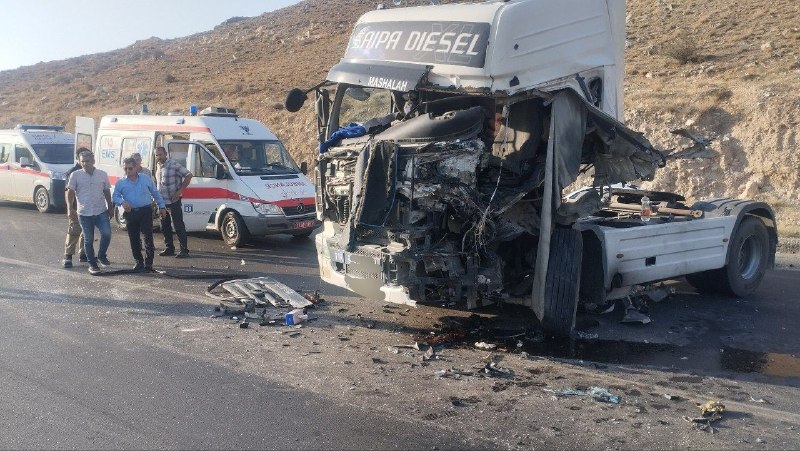 اُفُقِ چایپاره: برخورد دو دستگاه تریلر در محور چایپاره _ خوی ۱ مصدوم برجا گذاشتکانال‌تلگرامی افق‌چایپاره↙️🔴 @ofogeh_chaypareh💢صفحه‌اینیس