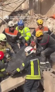 В результате атаки на Днепр пострадали 18 человек, атака продолжается более 10 часов, сообщает глава региональной военной администрации Ганжа.   По его словам, 11 человек госпитализированы, среди них 26-летняя женщина в тяжелом состоянии. По данным местных