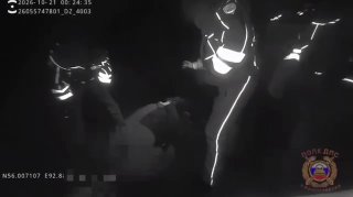בקרסנויארסק נפצע נהג שיכור ללא רישיון לאחר שנפל לתוך צוק בעת שניסה להסתתר מפקחי משטרת התנועה. בלילה הבחינו…