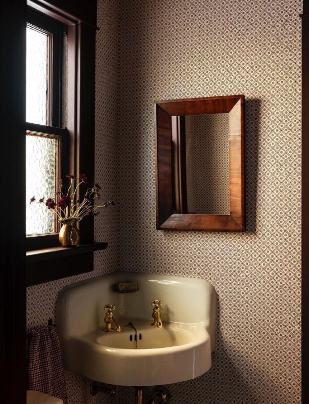 Изысканный интерьер загородного дома В центре внимания - кухня с темно-синими шкафчиками, которые придают помещению глубину и элегантность. Такой ц... - изображение 6 - интерьер, дома, telegram