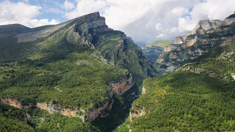 一路到顶峰阿尼斯克洛峡谷，奥德萨和佩尔迪多山国家公园，韦斯卡，西班牙 (© Marisa Estivill/Shutterstock)