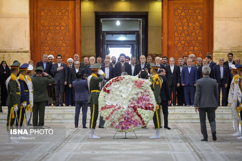ایسنا ✔: 🖼 تجدید میثاق اعضای دولت با آرمانهای امام راحل🔹رئیس جمهور و اعضای هیئت دولت صبح امروز اول شهریور در این مراسم با نثار ت