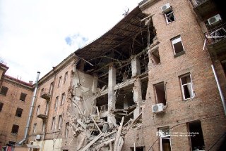 🗓 РФ нанесла новый удар по Днепру, российский дрон упал в Румынии. Что еще произошло к 16:30 мск:🔵 Удар по Украине. Российская армия днем 25 апреля снова ударила по Днепру. Вновь поврежден жилой дом, семь человек пострадали, один погиб. Под удар попал тот 