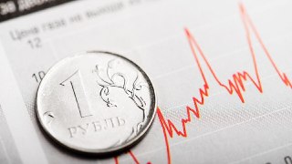 Bloomberg назвал рубль самой укрепившейся относительно доллара валютой в мире. Правда, бюджету крепкий рубль невыгоденКурс российского рубля относительно доллара США с начала апреля вырос примерно на 12%, что сделало его лидером по темпу роста среди мировы