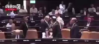 🎥 בריחת נתניהו מהכנסת בעקבות סיסמאות נציגי האופוזיציה