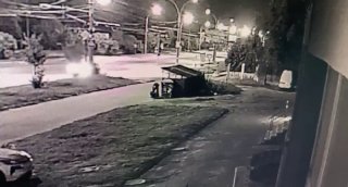 רחפן FPV רוסי רדף ופגע באדם אזרח ברחוב בסומי, אוקראינה.