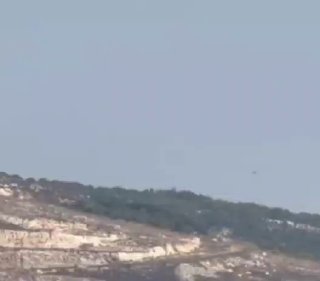 🏴משהד זה מתעד את המשך המסוקים העוינים (קוואדקופטרים) שמפילים חומרי נפץ על אזור טל עלי אל-טהיר.