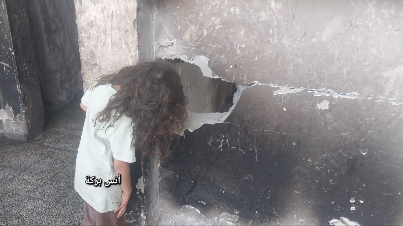 ילד נהרג ממטרה ואחרים נפצעו... השפעות של נפילת פגז ארטילרי כיבוש בתוך בית הספר ח'ולה בינת אל-אזוואר בעיר די…