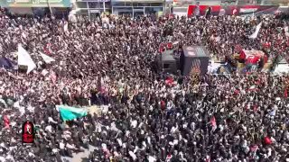 המונים עצומים משתתפים בהלוויה של המנהיג האיראני ומספר מבני משפחתו בכיכר המהפכה בעיר נג'ף, עיראק