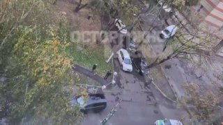 Рубрика «в мире животных». В Москве водятлы ездят по газонам и ломают шлагбаумы, чтобы вплотную подъехать ко входу в частную школу. Одна из водятлов на днях напала на местного жителя, который попытался восстановить работу шлагбаума. При этом от заграждения