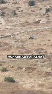מתנחל תוקף פלסטיני בזמן שהוא רעה את משק החי שלו על אדמתו בעיירה בית אולא, צפונית מערבית לחברון.