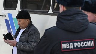 Власти хотят обязать мигрантов покупать телефон при приезде в Россию — чтобы следить за их передвижением Мигрантов, которые приезжают в Россию, в будущем обяжут приобретать мобильный телефон, чтобы у властей была возможность отслеживать его. Об заявил замм