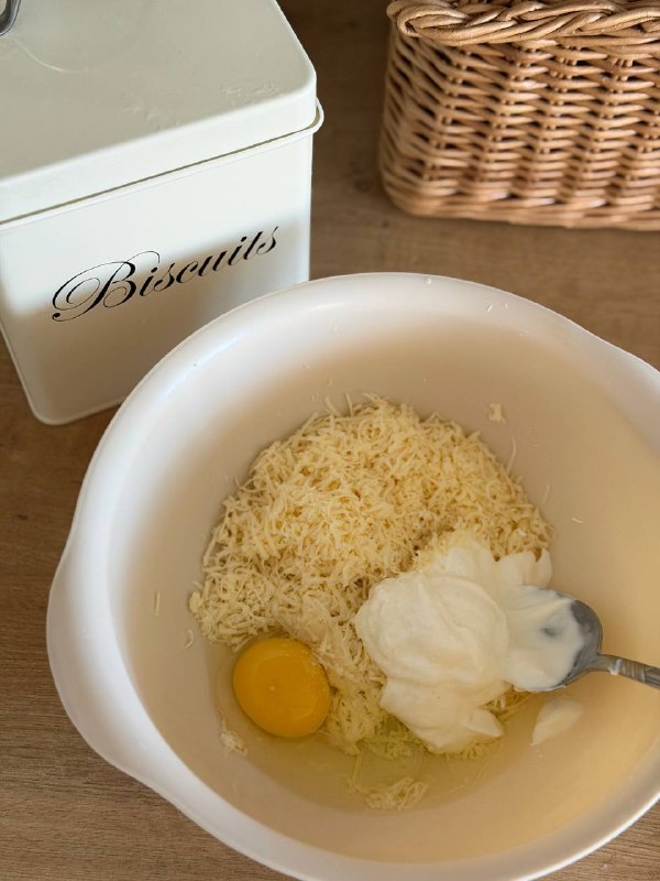Доброе воскресное! Делюсь с вами очередным вкусным блюдом, теперь уже не завтрак - сырной лепешкой . По вкусу что-то среднее между хачапури и сырно... - изображение 1 - сырной, яйцо, соли