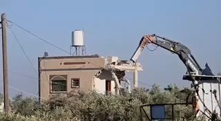 וידאו | דחפורי כיבוש הורסים שני בתים השייכים לפלסטינים "אידריס ג'בארה עבדאללה ועבדול חאלק עבדאללה" בעיירה ד…