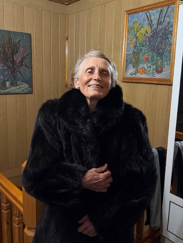 У меня бабушкины скулы и любовь к черному гардеробуУ меня бабушкины скулы и любовь к черному гардеробу