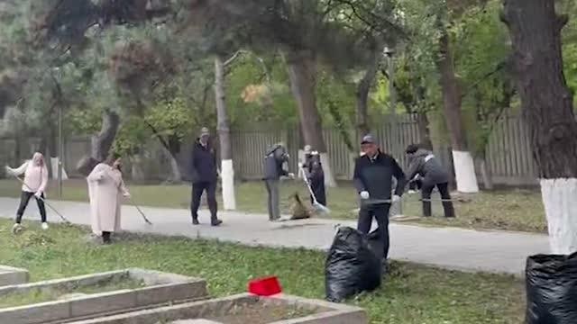 סובבוטניקים החלו להתקיים באתרי קבורה של חיילים סובייטים בסין ב-שניאנג, עובדי הקונסוליה הכללית הרוסית ותלמיד…