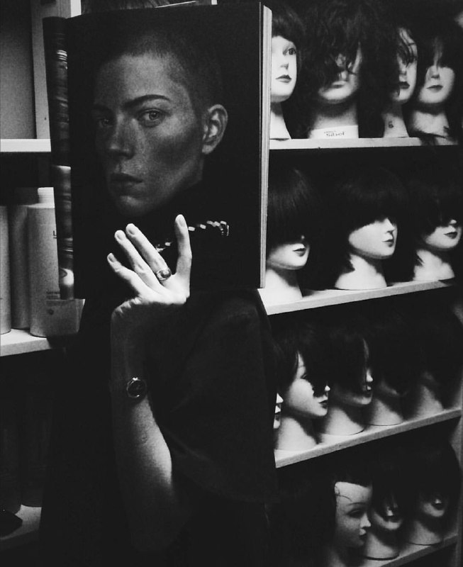 Парикмахер — это не только салон.Это съёмки, реклама, бренды, арт. Но туда не берут «по записи».Сегодня в сторис рассказываю, как я вышла из зоны комфорта, перестала работать только в салоне и попала в индустрию моды:  — про первую съёмку для журнала  — кому стоит выбрать путь развития не в салоне— покажу мои первые работы на конкурсе.День 2. Уже выложила в сторис канала, приглашаю к просмотру 🖤Парикмахер — это не только салон.Это съёмки, реклама, бренды, арт. Но туда не берут «по записи».Сегодня в сторис рассказываю, как я вышла из зоны комфорта, перестала работать только в салоне и попала в индустрию моды:  — про первую съёмку для журнала  — кому стоит выбрать путь развития не в салоне— покажу мои первые работы на конкурсе.День 2. Уже выложила в сторис канала, приглашаю к просмотру 🖤