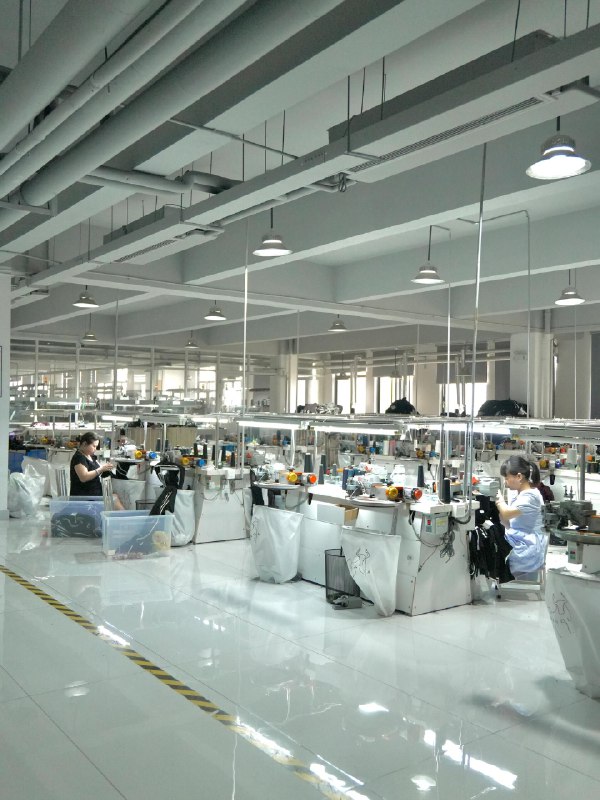 来发个家里的生意• 1995-2021年开始做外贸服装，有BSCI/WRAP/ISO资质，主要是Tshirt和家居服，供欧美为主，主要是知名品牌代加工• 2022-2025年主要网球服/卫衣等款式，也是出口为主，因近期关税问题，也接国内中小订单• 优势：从接单速度/打样能力/生产管理/品质保障，都得到了国际客户的认可，接国内的高品质订单完全没问题~• 新增板块：如果是服装主理人初期创业找我们，可10件起订无样衣：提供图片或者设计稿并标明所需细节尺寸有样衣：直接把样衣邮寄到厂里报价，标注样衣修改的地方来料加工：客户面料邮寄，制作样衣代找面料：根据需求先找面料邮寄小样，确定后制作样衣AI出图：20年老师傅优化版型支持类别： 「卫衣」、「网球服」、「家居服」如果能转发就更好了来发个家里的生意• 1995-2021年开始做外贸服装，有BSCI/WRAP/ISO资质，主要是Tshirt和家居服，供欧美为主，主要是知名品牌代加工• 2022-2025年主要网球服/卫衣等款式，也是出口为主，因近期关税问题，也接国内中小订单• 优势：从接单速度/打样能力/生产管理/品质保障，都得到了国际客户的认可，接国内的高品质订单完全没问题~• 新增板块：如果是服装主理人初期创业找我们，可10件起订无样衣：提供图片或者设计稿并标明所需细节尺寸有样衣：直接把样衣邮寄到厂里报价，标注样衣修改的地方来料加工：客户面料邮寄，制作样衣代找面料：根据需求先找面料邮寄小样，确定后制作样衣AI出图：20年老师傅优化版型支持类别： 「卫衣」、「网球服」、「家居服」如果能转发就更好了