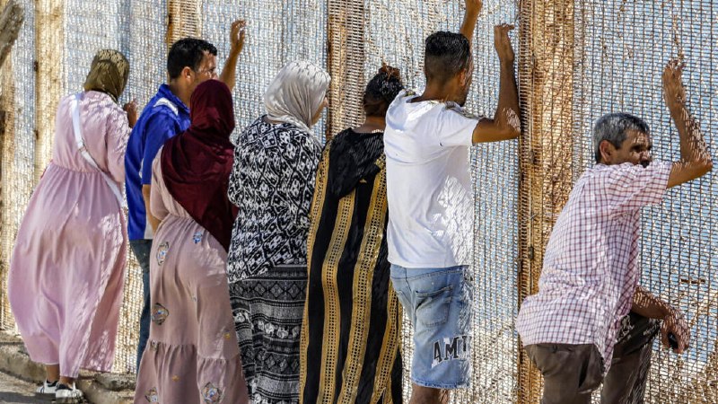 משפחות מרוקאיות נוסעות לגבול סאוטה בחיפוש אחר יקיריהם נעדרים