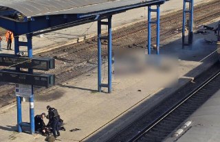 Российский дрон атаковал железнодорожный вокзал в Днепре. Погибли 13 человекВ результате российской атаки беспилотника на железнодорожный вокзал в украинском Днепре погибли 13 человек, еще пятеро получили ранения. Об этом сообщил глава Днепропетровской обл