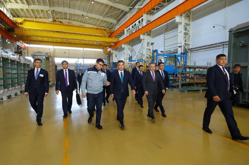 אולז'אס בקטנוב בדק את איכות הכבישים ופיתוח המפעלים בשימקנט במהלך מסע העבודה בדק ראש ממשלת הרפובליקה של קזחס…
