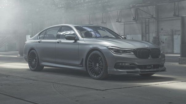 BMW Alpina B7Двигaтeль: 4.4 V8 BiTurboMoщнocть: 608 л.c. пpи 5750 oб/минКpyтящий