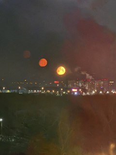 Ночью жители Москвы заметили в небе несколько лун — этот эффект называется «парселена» и возникает из-за преломляющих свет ледяных кристаллов в верхних слоях атмосферы.