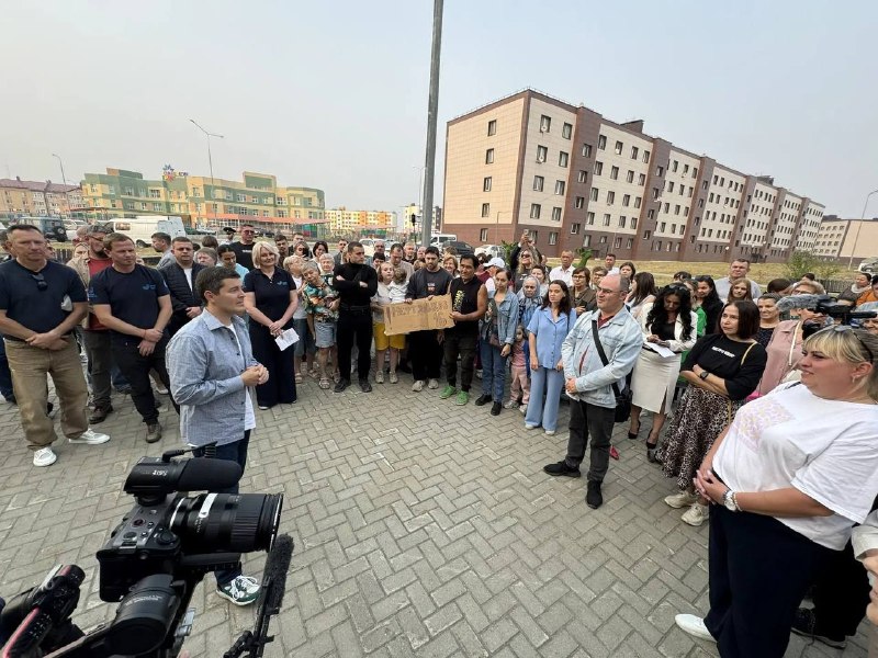 ЧП Новый Уренгой: Губернатор Дмитрий Артюхов прибыл в Коротчаево.Встреча с жителями проходит на площади у СОК «Арктика». Глава региона слу
