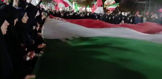 סטודנטים באוניברסיטאות איראניות מחדשות את נאמנותם למנהיג המהפכה האסלאמית, כשהם מניפים דגלים ענקיים בכיכר אנ…