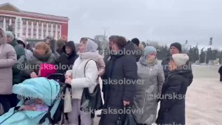 В Курске прошел митинг жителей, которые покинули свои дома из-за вторжения ВСУ в регионВо время акции перед зданием областной администрации они записали видеообращение к Владимиру Путину. В нем они потребовали вернуть выплаты для потерявших жилье, которые 