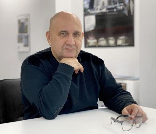 В Санкт-Петербурге застрелили архитектора Александра Супоницкого, рядом с ним в момент убийства была его 9-летняя дочь.Убийство произошло в доме на улице Кременчугская, где жил архитектор, он готовился отвезти дочь в школу, у лифта к ним подошел мужчина с 