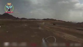 מזל"ט של צבא תימן רודף ופוגע בטנדר טויוטה חות'י נע.