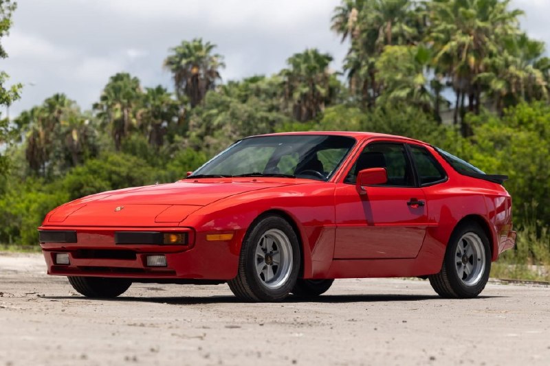 🚗✨ Настоящая находка для ценителей ретро‑авто: 1985‑й Porsche 944 в ярком Guard