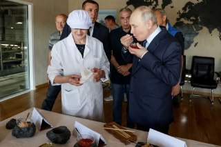 Там, где ездит президент, всё чудесно. Для остальных мест — приметы кризисаВ стране всё стабильно. Там и тогда, где и когда Путин ездит, — чуть более стабильно, конечно.А вот интересно. Владимир Владимирович аж судьбой трех детей за неделю озаботился. А чт