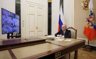 Путин по предложению Михалкова поручил ввести квоты на прокат иностранных фильмовВладимир Путин одобрил предложение режиссера и пропагандиста Никиты Михалкова о квотировании иностранного кино в России. Это следует из стенограммы заседания Совета по культур